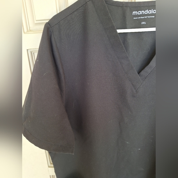 Mandala Womens Plus Sz2X Gray V-Neck Scrub Top - Picture 4 of 6